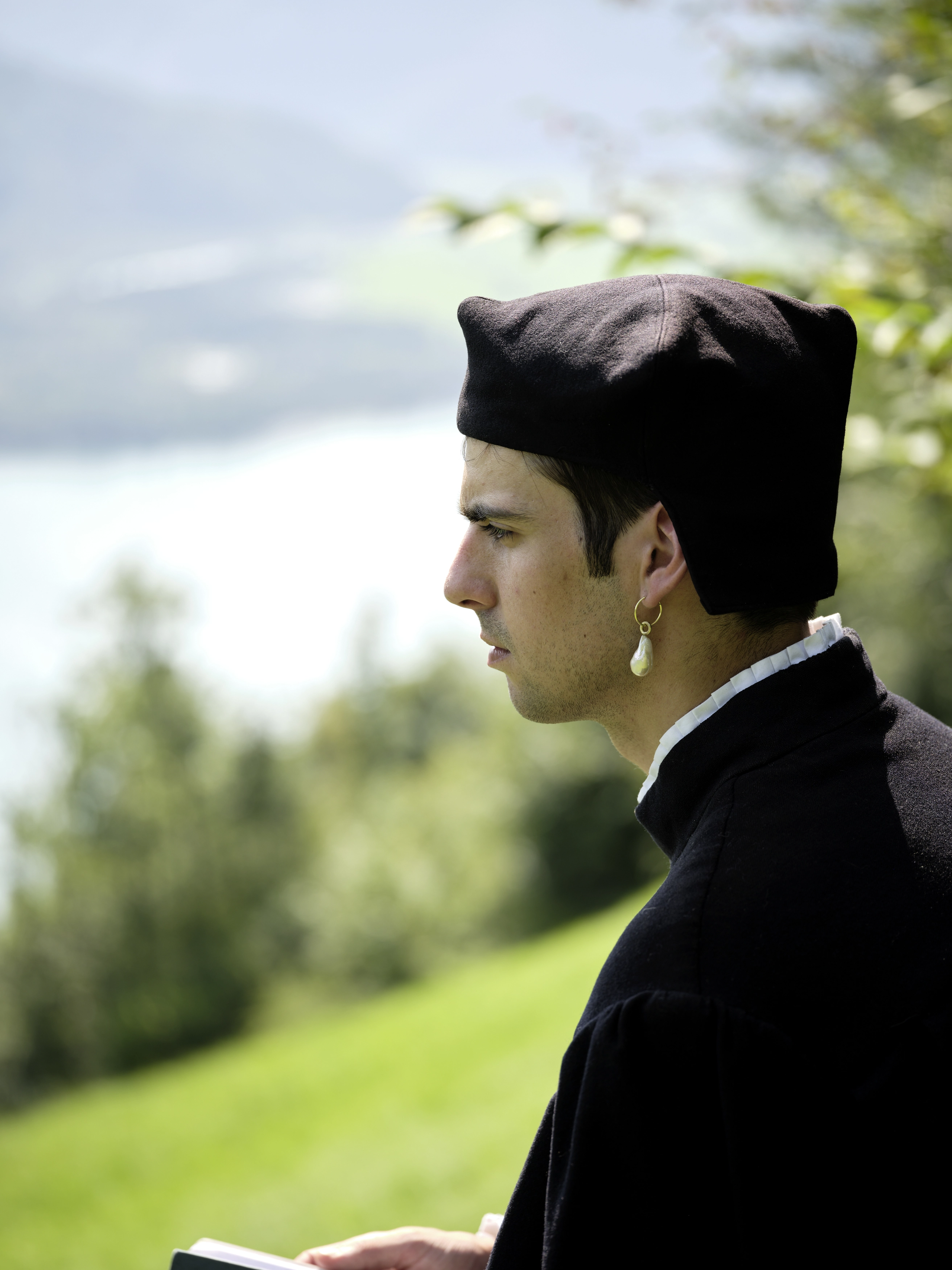 Maria Loboda – An exhausted Dr. John Dee enjoys the view towards the lake, 2021 – Photo: David Aebi